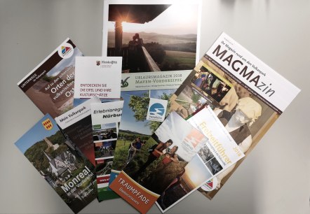 Allgemeinenes Infopaket der Vordereifel, © Touristik-Büro Vordereifel Ein Stapel von Informationsbroschüren