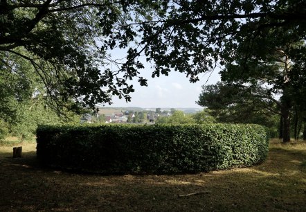 Labyrinth von außen und Blick auf Ditscheid, © Laura Rinneburger Labyrinth von außen und Blick auf Ditscheid, © Laura Rinneburger