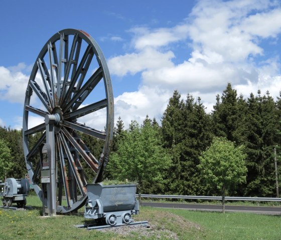 Das Grubenrad weist den Weg zum Besucherbergwerk, © Foto: Svenja Schulze-Entrup, Quelle: Touristik-Büro Vordereifel Das Grubenrad weist den Weg zum Besucherbergwerk, © Foto: Svenja Schulze-Entrup, Quelle: Touristik-Büro Vordereifel