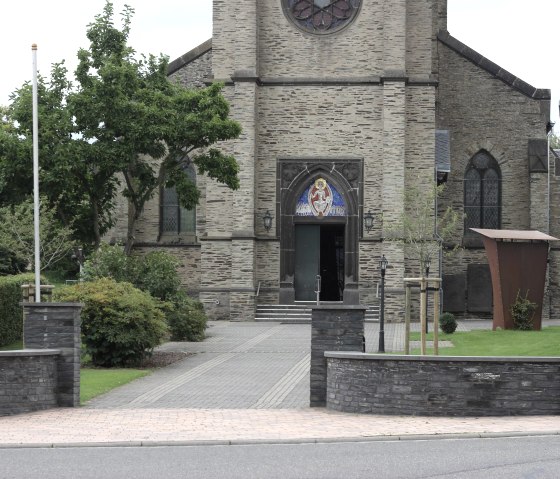 Eingang zur Kirche, © Foto: Svenja Schulze-Entrup, Quelle: Touristik-Büro Vordereifel Eingang zur Kirche, © Foto: Svenja Schulze-Entrup, Quelle: Touristik-Büro Vordereifel