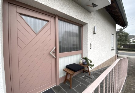 Raucherbereich vor der Tür Raucherbereich vor der Tür