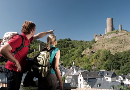 Wanderer auf dem Traumpfad Monrealer Ritterschlag mit Blick auf die Löwen und die Philippsburg, © Klaus-Peter Kappest Wanderer auf dem Traumpfad Monrealer Ritterschlag mit Blick auf die Löwen und die Philippsburg