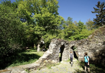 Wanderer an der Klosterruine Mädburg bei Kehrig auf dem Schieferwanderweg Route 2, © Touristik-Büro Vordereifel/ Laura Rinneburger Wanderer an der Klosterruine Mädburg bei Kehrig auf dem Schieferwanderweg Route 2