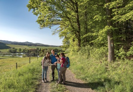 Wanderer unterwegs auf dem Traumpfädchen Eifelturmpfad Boos, © Klaus-Peter Kappest Wanderer unterwegs auf dem Traumpfädchen Eifelturmpfad Boos