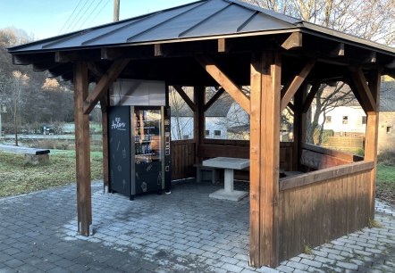 Hütte mit Versorgungsautomat, © Frank Fuchs Hütte mit Versorgungsautomat, © Frank Fuchs