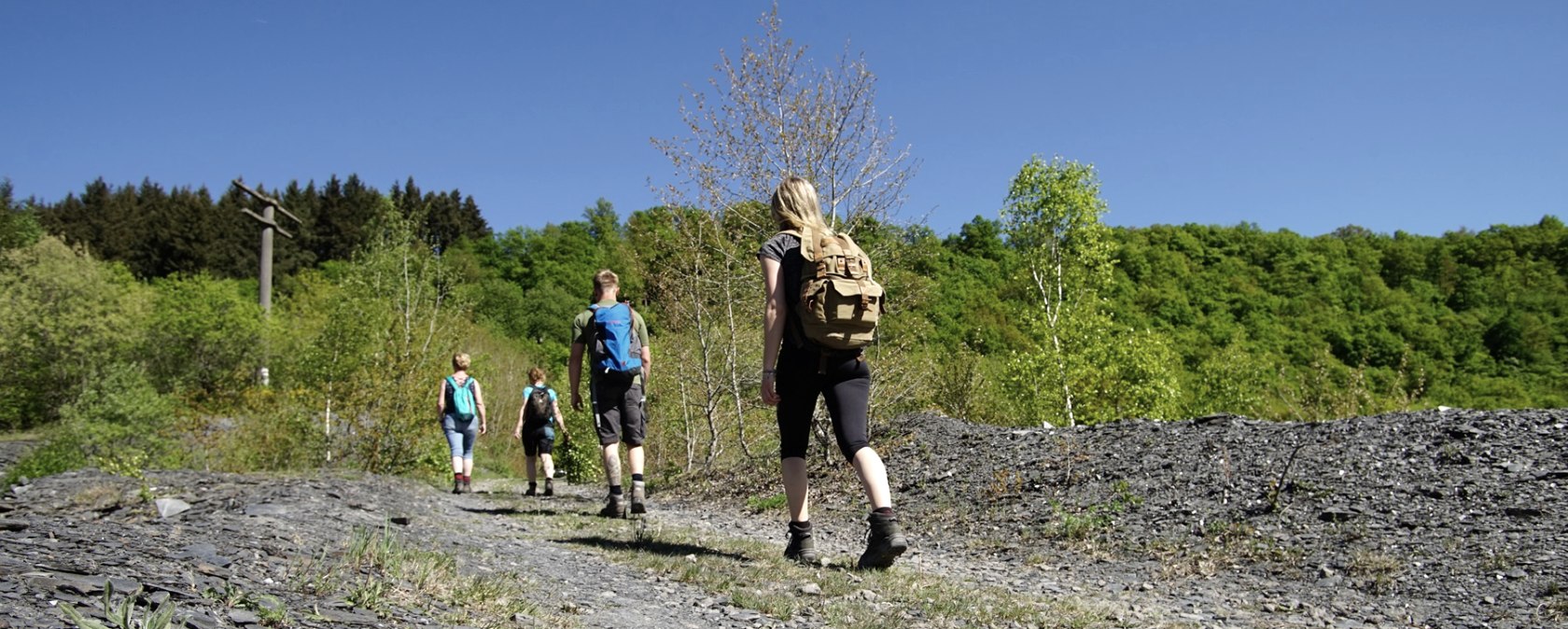 Wanderer auf dem Weg aus der Schiefergrube Bausberg bei Kehrig, © Touristik-Büro Vordereifel/ Laura Rinneburger Wanderer auf dem Weg aus der Schiefergrube Bausberg bei Kehrig