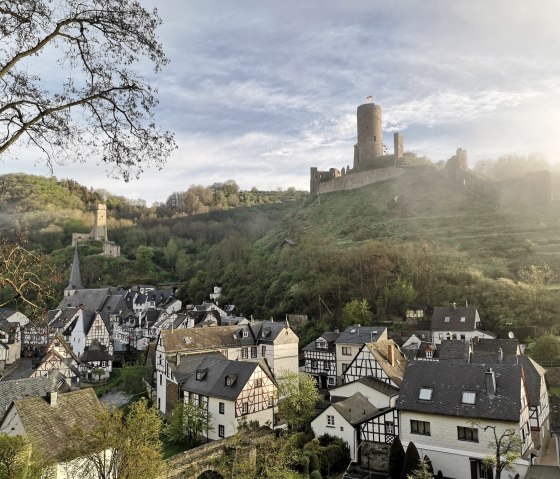 Monreal mit Blick zur Burg, © Foto: Laura Rinneburger, Quelle: Touristik-Büro Vordereifel Monreal mit Blick zur Burg, © Foto: Laura Rinneburger, Quelle: Touristik-Büro Vordereifel