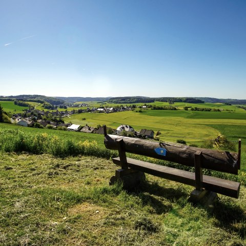 Banc avec une belle vue sur Herresbach, © Laura Rinneburger Banc avec une belle vue sur Herresbach, © Laura Rinneburger