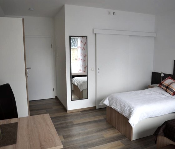 Zimmer mit geschlossener Badtür Zimmer mit geschlossener Badtür