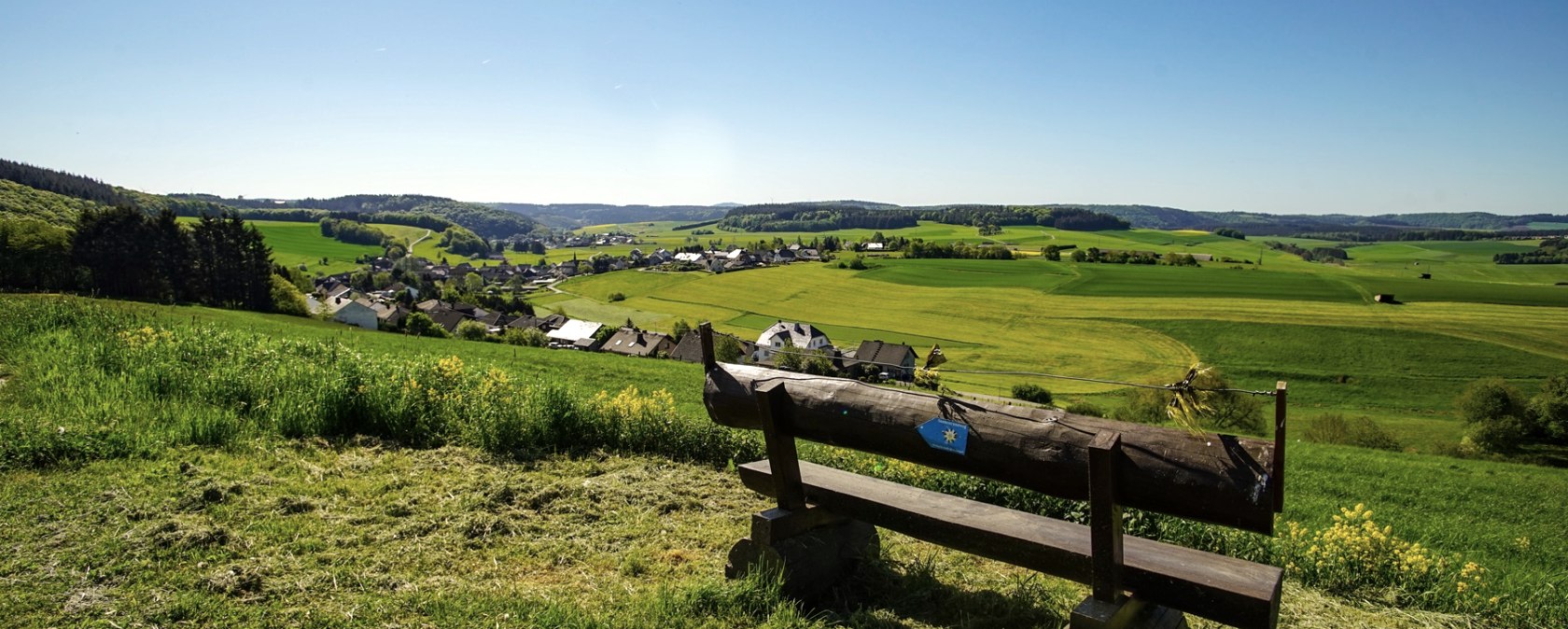 Banc avec une belle vue sur Herresbach, © Laura Rinneburger Banc avec une belle vue sur Herresbach, © Laura Rinneburger