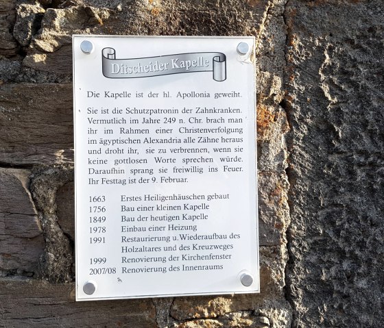 Infotafel an der Kapelle, © Foto: Svenja Schulze-Entrup, Quelle: Touristik-Büro Vordereifel Infotafel an der Kapelle, © Foto: Svenja Schulze-Entrup, Quelle: Touristik-Büro Vordereifel