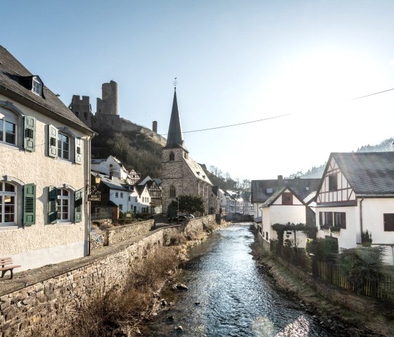 Monreal mit Kirche und Burg, © Eifel Tourismus GmbH, D. Ketz Monreal mit Kirche und Burg, © Eifel Tourismus GmbH, D. Ketz