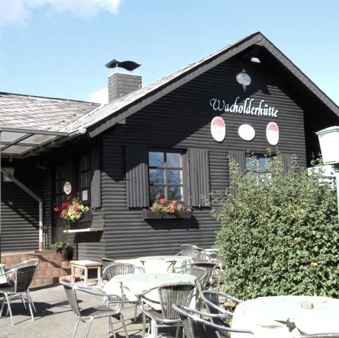 Wabelsberger Wacholderhütte-Terasse, © Foto: Svenja Schulze-Entrup, Quelle: Touristik-Büro Vordereifel Wabelsberger Wacholderhütte-Terasse, © Foto: Svenja Schulze-Entrup, Quelle: Touristik-Büro Vordereifel