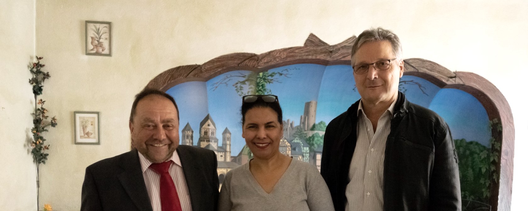 Alfred Schomisch und Karl Schmitz übergeben einen Blumenstrauß , © Touristik-Büro Vordereifel Alfred Schomisch und Karl Schmitz übergeben einen Blumenstrauß