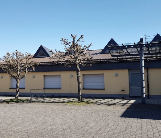 Gemeindehalle und Bürgerbüro in Langenfeld, © Foto: Svenja Schulze-Entrup, Quelle: Touristik-Büro Vordereifel Gemeindehalle und Bürgerbüro in Langenfeld, © Foto: Svenja Schulze-Entrup, Quelle: Touristik-Büro Vordereifel