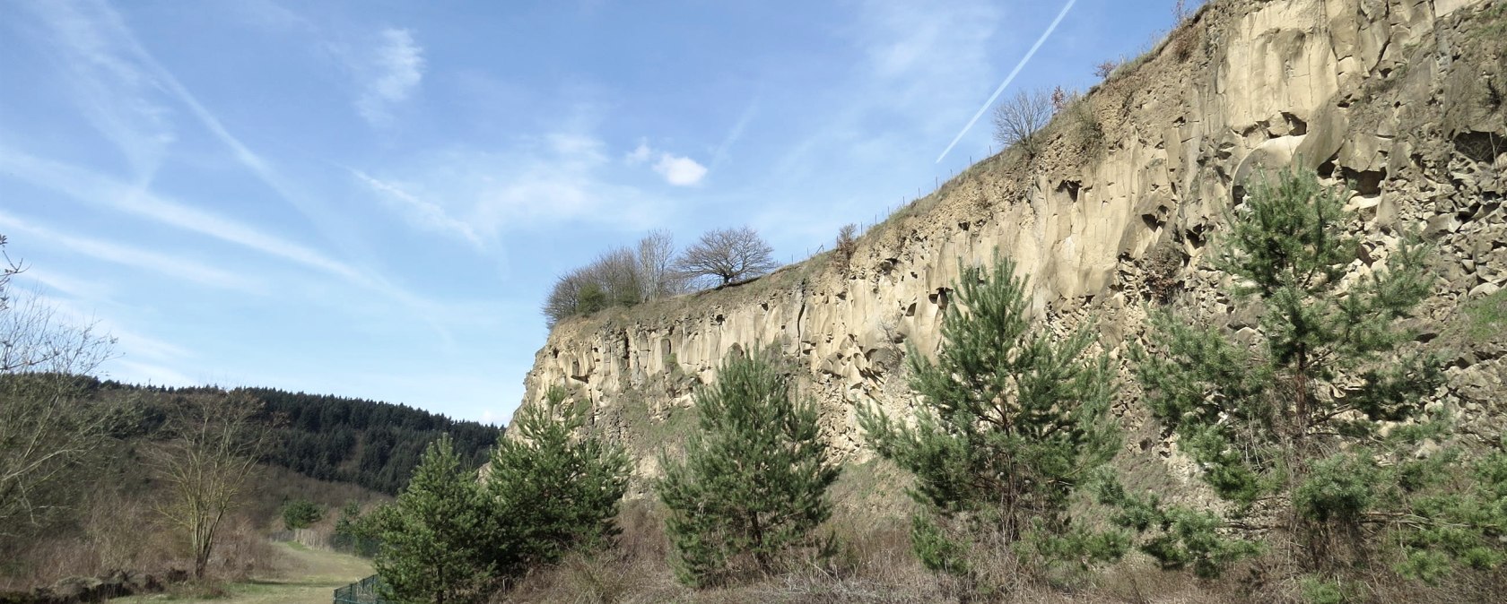 Blick auf die Steilwand der Ahl, © Foto: Svenja Schulze-Entrup, Quelle: Touristik-Büro Vordereifel Blick auf die Steilwand der Ahl, © Foto: Svenja Schulze-Entrup, Quelle: Touristik-Büro Vordereifel