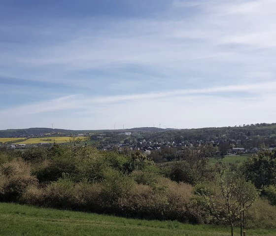 Uitzicht over de boomgaarden naar Kottenheim, © Foto: Svenja Schulze-Entrup, Quelle: Touristik-Büro Vordereifel Uitzicht over de boomgaarden naar Kottenheim, © Foto: Svenja Schulze-Entrup, Quelle: Touristik-Büro Vordereifel