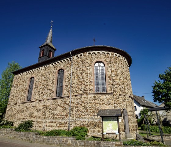 Kirche in Herresbach und Startpunkt des Weges, © Laura Rinneburger Kirche in Herresbach und Startpunkt des Weges, © Laura Rinneburger
