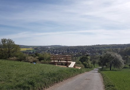 Blick auf die XXL-Baumelbank und Kottenheim, © Foto: Svenja Schulze-Entrup, Quelle: Touristik-Büro Vordereifel Blick auf die XXL-Baumelbank und Kottenheim, © Foto: Svenja Schulze-Entrup, Quelle: Touristik-Büro Vordereifel