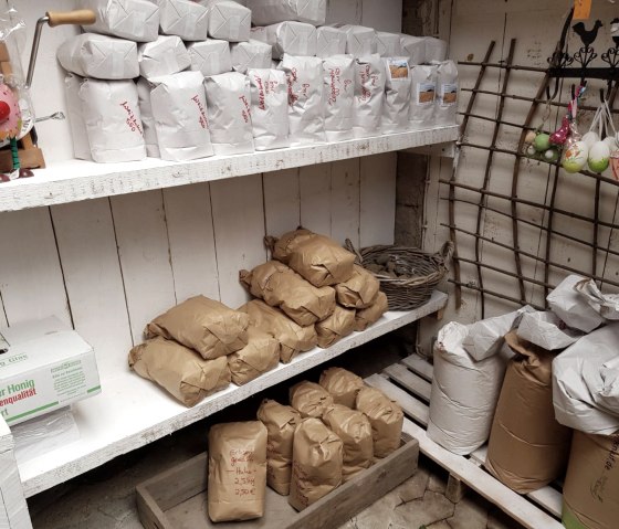 Selbstgemahlenes Mehl, © Foto: Sommer/Meier, Quelle: Deko-Scheune Hausten Selbstgemahlenes Mehl, © Foto: Sommer/Meier, Quelle: Deko-Scheune Hausten