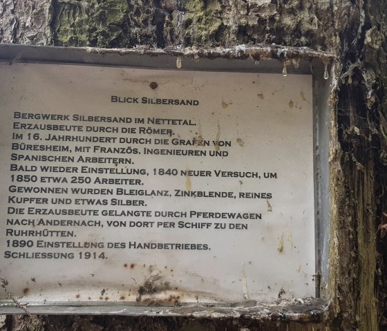 Hinweistafel zur Grube Silbersand, © Foto: Svenja Schulze-Entrup, Quelle: Touristik-Büro Vordereifel Hinweistafel zur Grube Silbersand, © Foto: Svenja Schulze-Entrup, Quelle: Touristik-Büro Vordereifel