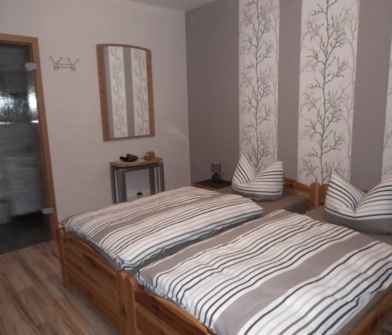 Zweibett (DZ) Ferienwohnung 2 ( Untergeschoß) Zweibett (DZ) Ferienwohnung 2 ( Untergeschoß)