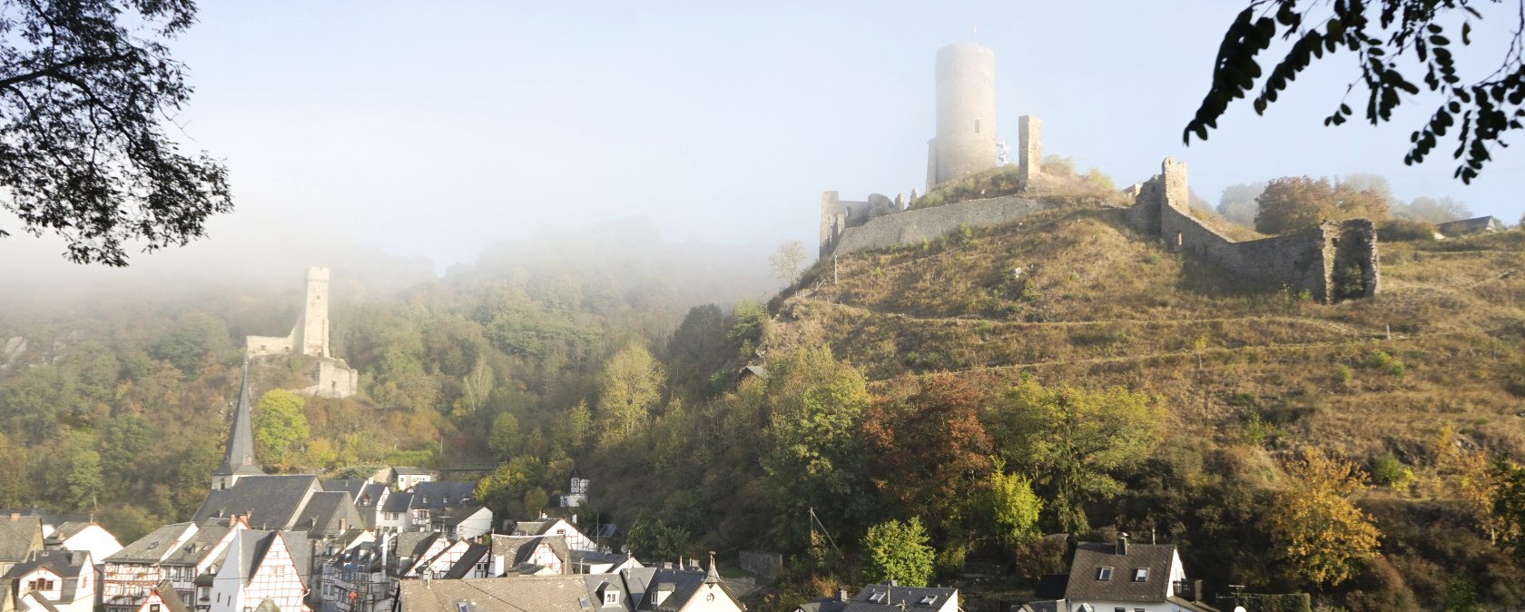Les châteaux de Monreal dans le brouillard, © Laura Rinneburger Les châteaux de Monreal dans le brouillard, © Laura Rinneburger