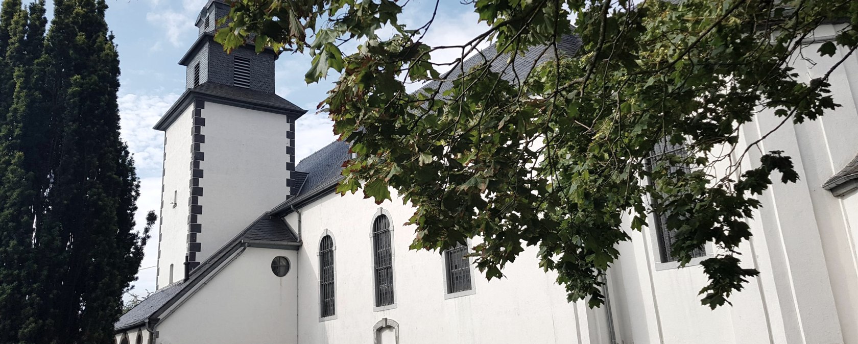 Church with tower, © Foto: Svenja Schulze-Entrup, Quelle: Touristik-Büro Vordereifel Church with tower, © Foto: Svenja Schulze-Entrup, Quelle: Touristik-Büro Vordereifel