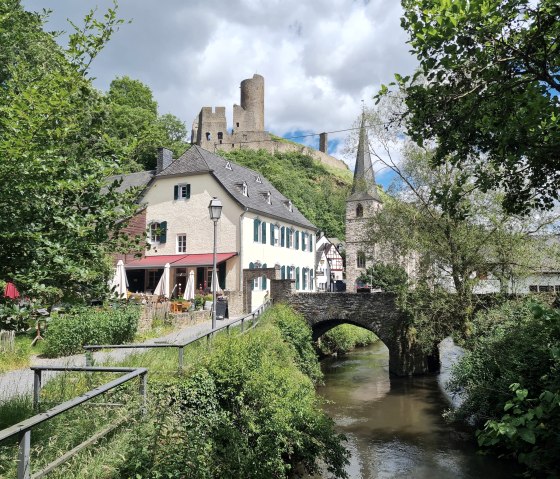 Café de l'ancien presbytère de Monreal, © Foto: Svenja Schulze-Entrup, Quelle: Touristik-Büro Vordereifel Café de l'ancien presbytère de Monreal, © Foto: Svenja Schulze-Entrup, Quelle: Touristik-Büro Vordereifel