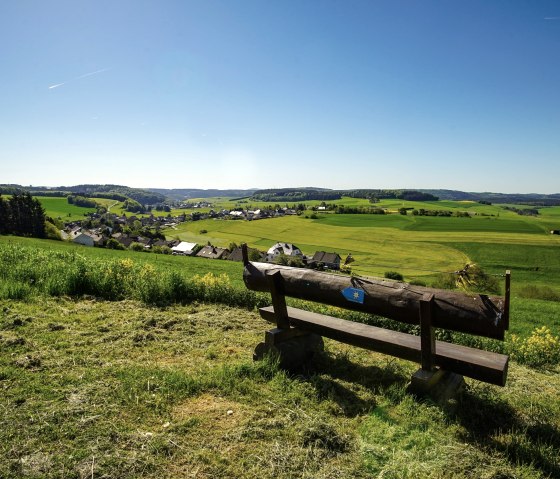 Banc avec une belle vue sur Herresbach, © Laura Rinneburger Banc avec une belle vue sur Herresbach, © Laura Rinneburger