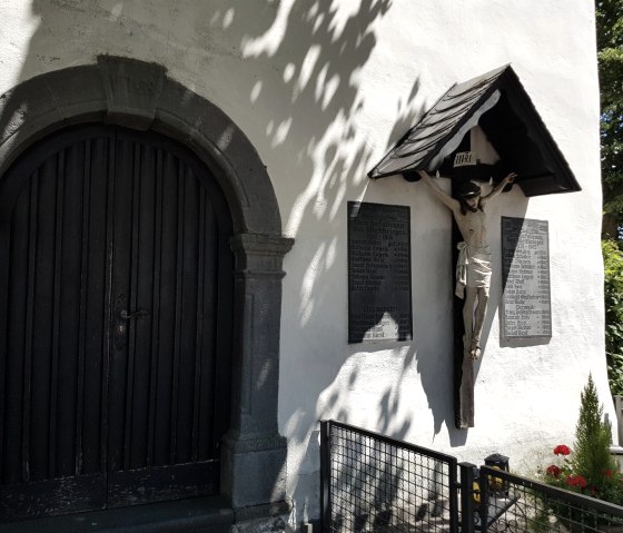 Blick auf die Eingangstür der Kapelle, © Foto: Svenja Schulze-Entrup, Quelle: Touristik-Büro Vordereifel Blick auf die Eingangstür der Kapelle, © Foto: Svenja Schulze-Entrup, Quelle: Touristik-Büro Vordereifel