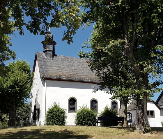 Baumgruppen um die Kapelle, © Foto: Svenja Schulze-Entrup, Quelle: Touristik-Büro Vordereifel Baumgruppen um die Kapelle, © Foto: Svenja Schulze-Entrup, Quelle: Touristik-Büro Vordereifel