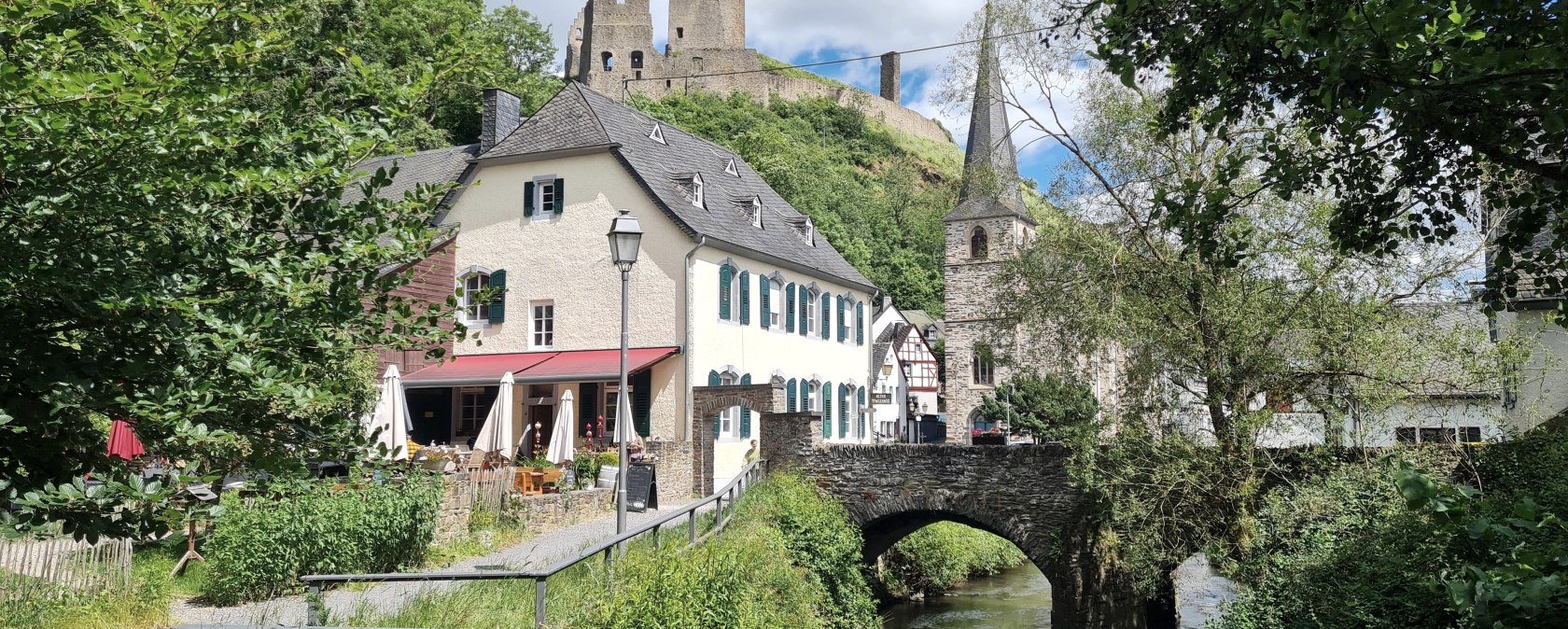 Café de l'ancien presbytère de Monreal, © Foto: Svenja Schulze-Entrup, Quelle: Touristik-Büro Vordereifel Café de l'ancien presbytère de Monreal, © Foto: Svenja Schulze-Entrup, Quelle: Touristik-Büro Vordereifel