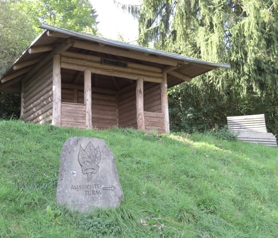 Rasthütte am Hochsimmerturm in Ettringen, © Foto: Svenja Schulze-Entrup, Quelle: Touristik-Büro Vordereifel Rasthütte am Hochsimmerturm in Ettringen, © Foto: Svenja Schulze-Entrup, Quelle: Touristik-Büro Vordereifel