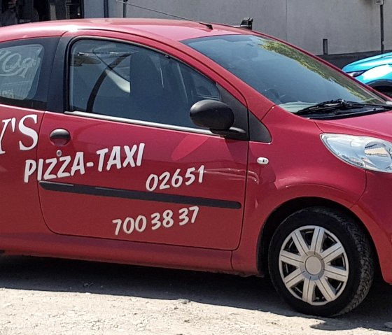 Roy´s Pizzataxi, © Foto: Svenja Schulze-Entrup, Quelle: Touristik-Büro Vordereifel Roy´s Pizzataxi, © Foto: Svenja Schulze-Entrup, Quelle: Touristik-Büro Vordereifel