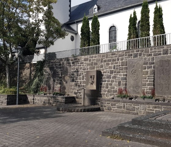 Side view of the church, © Foto: Svenja Schulze-Entrup, Quelle: Touristik-Büro Vordereifel Side view of the church, © Foto: Svenja Schulze-Entrup, Quelle: Touristik-Büro Vordereifel