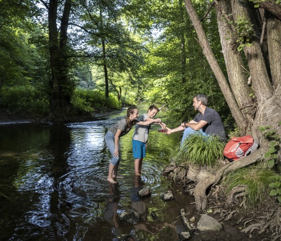 Een familie rustend bij de beek, © kappest_remet Een familie rustend bij de beek, © kappest_remet