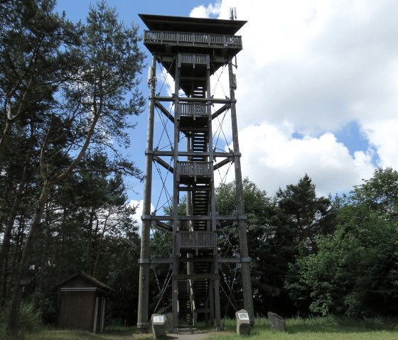 Der hölzerne Booser Eifelturm, © Foto: Svenja Schulze-Entrup, Quelle: Touristik-Büro Vordereifel Der hölzerne Booser Eifelturm, © Foto: Svenja Schulze-Entrup, Quelle: Touristik-Büro Vordereifel