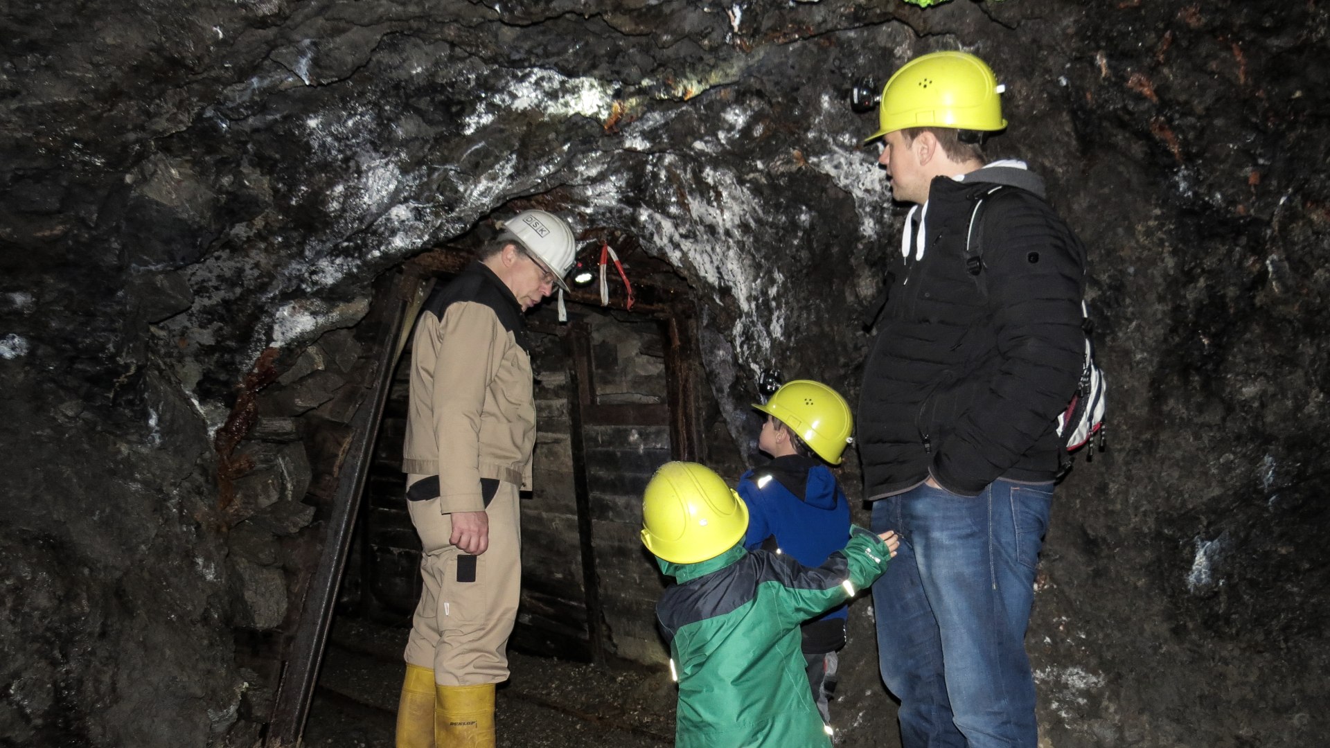Bergbefahrung im 3 Stollen Besucherbergwerk Grube Bendisberg, © Touristik-Büro Vordereifel/ Svenja Schulze-Entrup Bergbefahrung im 3 Stollen Besucherbergwerk Grube Bendisberg