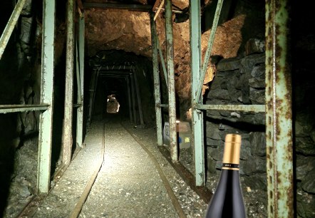 Weinprobe unter Tage - Dagernova - KI gneriert, © KI generiert/Touristik-Büro Vordereifel Weinprobe unter Tage - Dagernova - KI gneriert, © KI generiert/Touristik-Büro Vordereifel