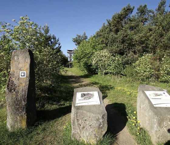 Infostafeln am Booser Eifelturm, © Foto: Laura Rinneburger, Quelle: Touristik-Büro Vordereifel Infostafeln am Booser Eifelturm, © Foto: Laura Rinneburger, Quelle: Touristik-Büro Vordereifel