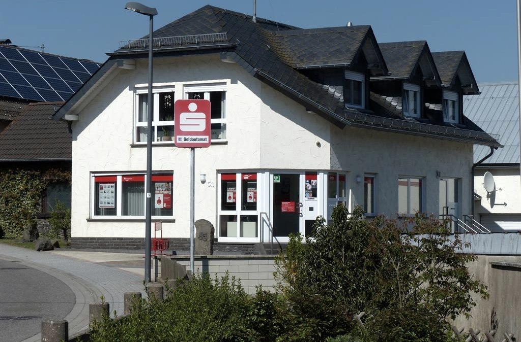 Kreissparkasse Boos, © Foto: Svenja Schulze-Entrup, Quelle: Touristik-Büro Vordereifel Kreissparkasse Boos, © Foto: Svenja Schulze-Entrup, Quelle: Touristik-Büro Vordereifel