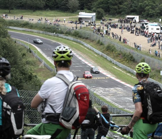 Die Radtour auf der Vulkan-Rad-Route Eifel führt am Nürburgring vorbei, © TI Hocheifel-Nürburgring/R. Schanze Die Radtour auf der Vulkan-Rad-Route Eifel führt am Nürburgring vorbei, © TI Hocheifel-Nürburgring/R. Schanze