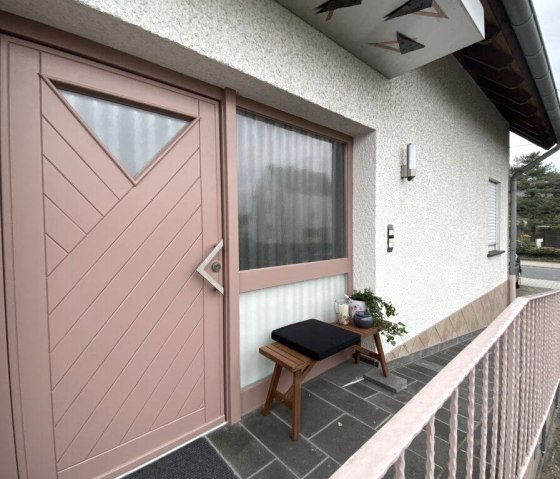 Raucherbereich vor der Tür Raucherbereich vor der Tür