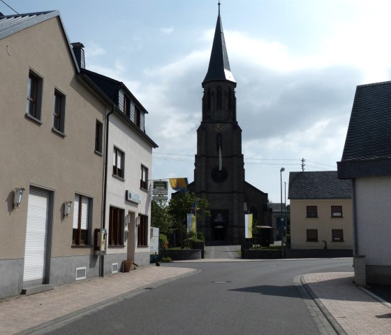 Blick zur Kirche, © Foto: Svenja Schulze-Entrup, Quelle: Touristik-Büro Vordereifel Blick zur Kirche, © Foto: Svenja Schulze-Entrup, Quelle: Touristik-Büro Vordereifel