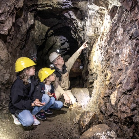 Mit Kindern in der Grube Bendisberg, © Eifel Tourismus, Dominik Ketz Mit Kindern in der Grube Bendisberg, © Eifel Tourismus, Dominik Ketz
