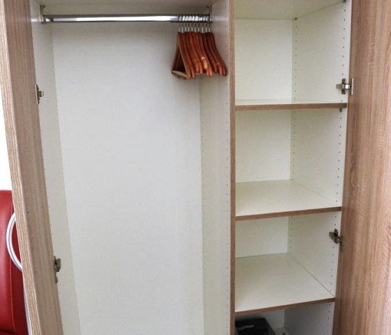 Kleiderschrank mit Fön Kleiderschrank mit Fön