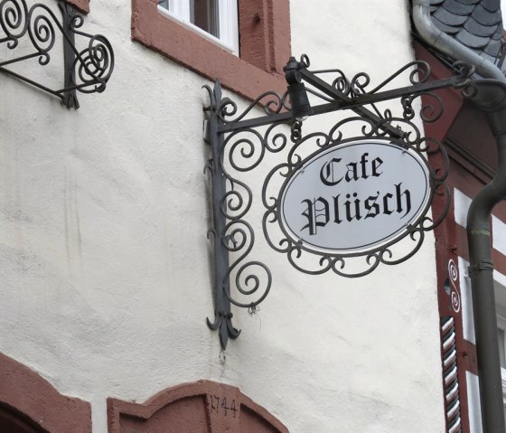 Türschild Café Plüsch, © Foto: Svenja Schulze-Entrup, Quelle: Touristik-Büro Vordereifel Türschild Café Plüsch, © Foto: Svenja Schulze-Entrup, Quelle: Touristik-Büro Vordereifel