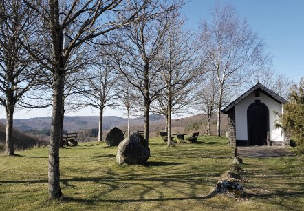 Rochuskapelle zwischen Kirchwald und Langenfeld, © Foto: Svenja Schulze-Entrup, Quelle: Touristik-Büro Vordereifel Rochuskapelle zwischen Kirchwald und Langenfeld, © Foto: Svenja Schulze-Entrup, Quelle: Touristik-Büro Vordereifel