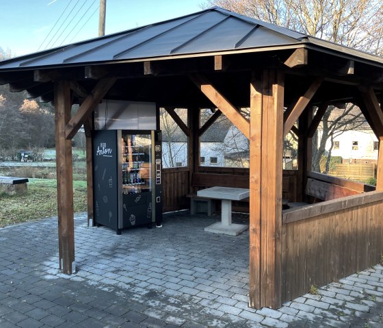 Hütte mit Versorgungsautomat, © Frank Fuchs Hütte mit Versorgungsautomat, © Frank Fuchs